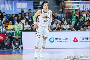 Bóng rổ nam Trung Quốc 78 - 59 Thanh Đảo Trình Suất Bành, tỷ lệ trúng mục tiêu là 22 điểm, toàn đội chỉ giành được 32 bảng bóng rổ.